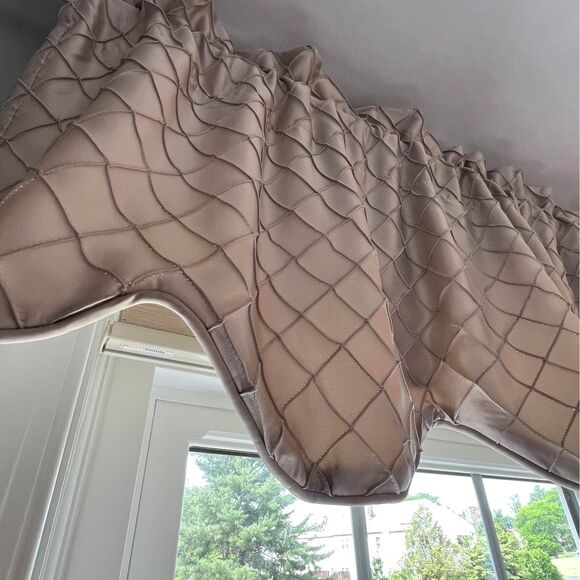 Bella Pin Tuck Diamond Window Valance in Linen - NWT - Picture 5 of 6